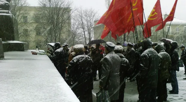 Севастопольские коммунисты в метель принесли цветы Ленину, вручали партбилеты и читали стихи о революции