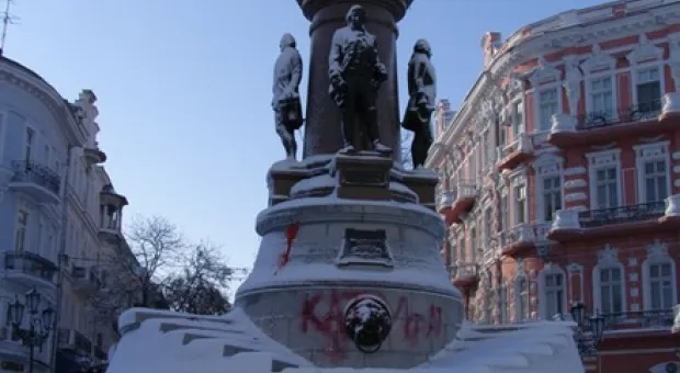 В Одессе «невідомі патріоти» раскрасили Екатерину ІІ (фото)