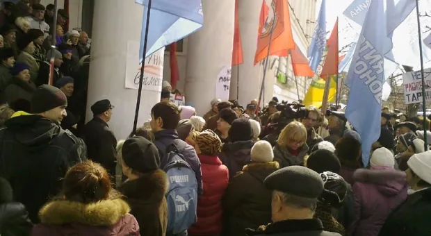 В Севастополе перед зданием Севастопольского апелляционного административного суда состоялся митинг за отмену грабительских тарифов на услуги ЖКХ
