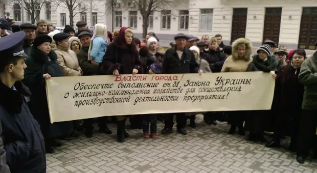 «Нафига ты здесь сидишь?» — спрашивали у Валерия Саратова коммунальщики, собравшиеся под стенами горсовета и призывали «бить власть кулаком»