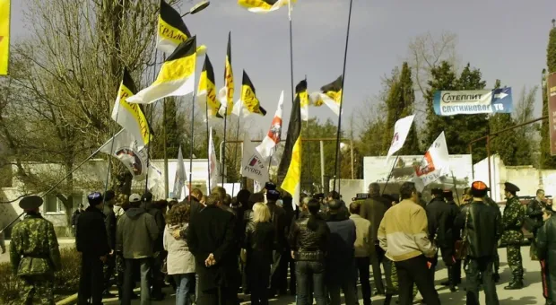 В Севастополе снова надругались над штабом ВМСУ. В этот раз прикрутили табличку «Иуде Максимову за Графскую пристань»