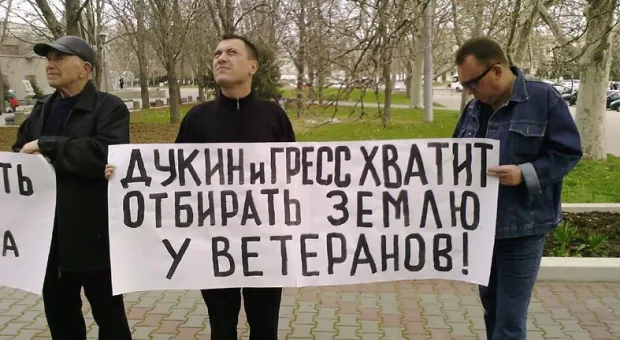 Саратов еще не вступил в должность, а перед СГГА уже скандируют: «Саратов, дай людям землю!»