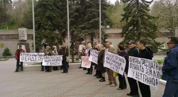 Саратов еще не вступил в должность, а перед СГГА уже скандируют: «Саратов, дай людям землю!»