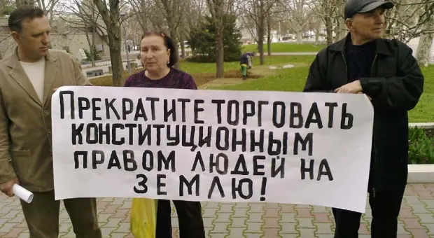 Саратов еще не вступил в должность, а перед СГГА уже скандируют: «Саратов, дай людям землю!»