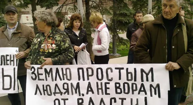 Саратов еще не вступил в должность, а перед СГГА уже скандируют: «Саратов, дай людям землю!»