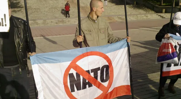 Севастополь встретил американский фрегат митингами протеста