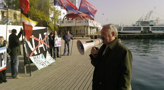 Севастополь встретил американский фрегат митингами протеста
