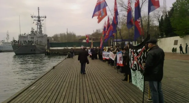 «Yankees go home!» — фрегат ВМС США «Джон Л. Холл» покинул Севастополь