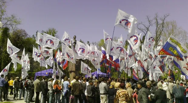 В центре Севастополя ликовали по поводу ратификации парламентами Украины и России Соглашения о продлении базирования ЧФ РФ и кричали: «Ура, Россия! Ура - Черноморскому флоту!»