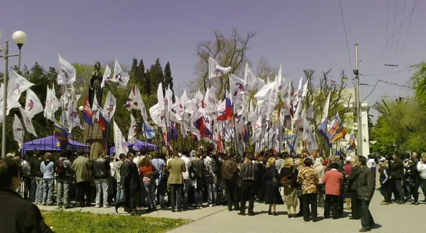 В центре Севастополя ликовали по поводу ратификации парламентами Украины и России Соглашения о продлении базирования ЧФ РФ и кричали: «Ура, Россия! Ура - Черноморскому флоту!»