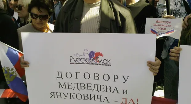 В центре Севастополя ликовали по поводу ратификации парламентами Украины и России Соглашения о продлении базирования ЧФ РФ и кричали: «Ура, Россия! Ура - Черноморскому флоту!»