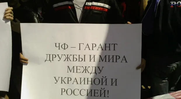 В центре Севастополя ликовали по поводу ратификации парламентами Украины и России Соглашения о продлении базирования ЧФ РФ и кричали: «Ура, Россия! Ура - Черноморскому флоту!»