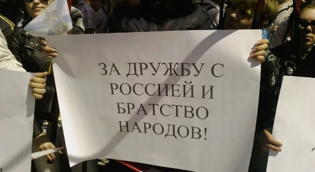 В центре Севастополя ликовали по поводу ратификации парламентами Украины и России Соглашения о продлении базирования ЧФ РФ и кричали: «Ура, Россия! Ура - Черноморскому флоту!»