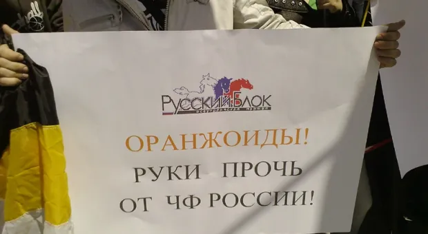 В центре Севастополя ликовали по поводу ратификации парламентами Украины и России Соглашения о продлении базирования ЧФ РФ и кричали: «Ура, Россия! Ура - Черноморскому флоту!»