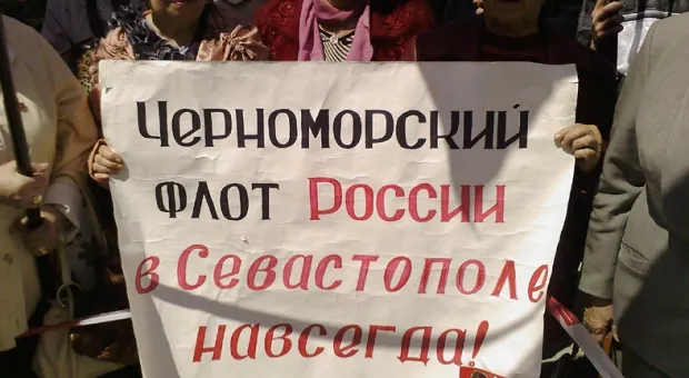В центре Севастополя ликовали по поводу ратификации парламентами Украины и России Соглашения о продлении базирования ЧФ РФ и кричали: «Ура, Россия! Ура - Черноморскому флоту!»