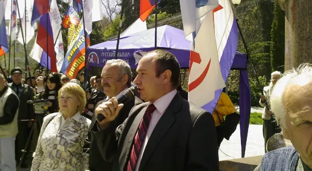 В центре Севастополя ликовали по поводу ратификации парламентами Украины и России Соглашения о продлении базирования ЧФ РФ и кричали: «Ура, Россия! Ура - Черноморскому флоту!»