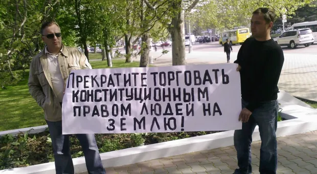 Перед зданием СГГА безземельные граждане сказали в лицо Саратову, что ему пора в отставку