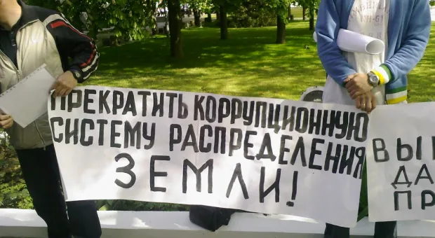 Перед зданием СГГА безземельные граждане сказали в лицо Саратову, что ему пора в отставку