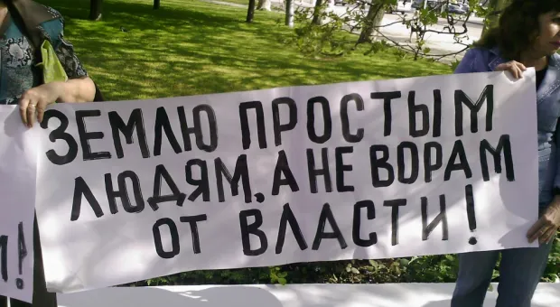 Перед зданием СГГА безземельные граждане сказали в лицо Саратову, что ему пора в отставку