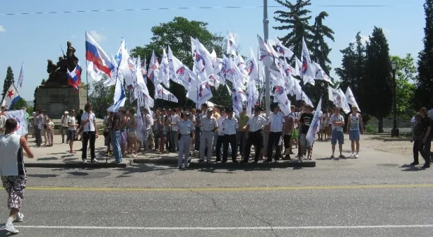 В Севастополе в честь Дня России состоялось шествие тех, кто видит «наше будущее в союзе, в единстве с Россией»