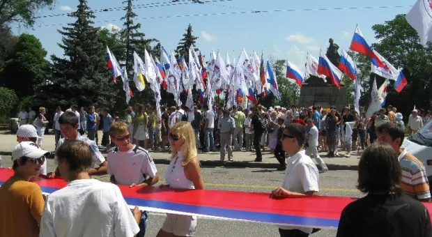 В Севастополе в честь Дня России состоялось шествие тех, кто видит «наше будущее в союзе, в единстве с Россией»