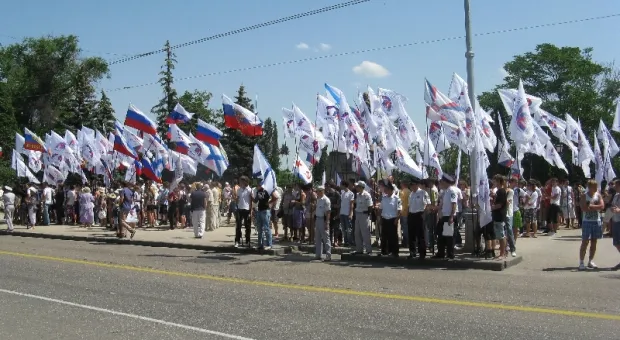 В Севастополе в честь Дня России состоялось шествие тех, кто видит «наше будущее в союзе, в единстве с Россией»