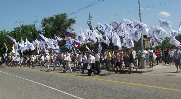 В Севастополе в честь Дня России состоялось шествие тех, кто видит «наше будущее в союзе, в единстве с Россией»