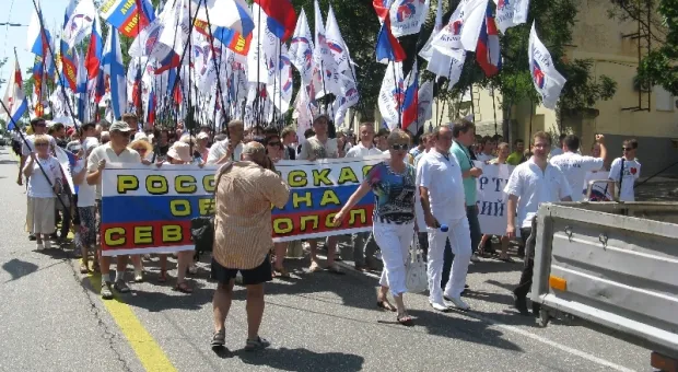В Севастополе в честь Дня России состоялось шествие тех, кто видит «наше будущее в союзе, в единстве с Россией»