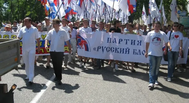 В Севастополе в честь Дня России состоялось шествие тех, кто видит «наше будущее в союзе, в единстве с Россией»