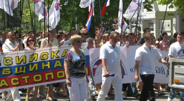 В Севастополе в честь Дня России состоялось шествие тех, кто видит «наше будущее в союзе, в единстве с Россией»