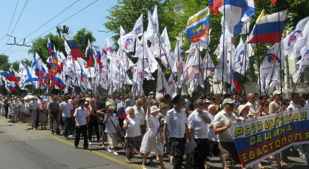 В Севастополе в честь Дня России состоялось шествие тех, кто видит «наше будущее в союзе, в единстве с Россией»