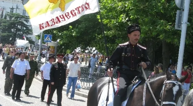 В Севастополе в честь Дня России состоялось шествие тех, кто видит «наше будущее в союзе, в единстве с Россией»