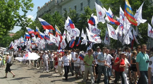 В Севастополе в честь Дня России состоялось шествие тех, кто видит «наше будущее в союзе, в единстве с Россией»