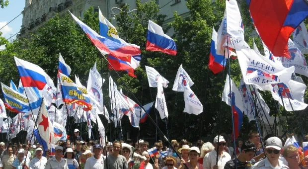 В Севастополе в честь Дня России состоялось шествие тех, кто видит «наше будущее в союзе, в единстве с Россией»