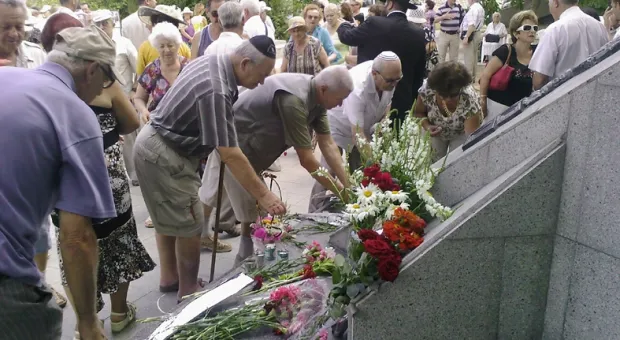 На митинге-реквиеме напомнили, что 12 июля исполняется 68 лет севастопольскому холокосту