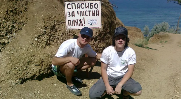 Активисты Общественной организации «Развитие Севастополя» совместно с отдыхающими отчистили от мусора спуск к дикому пляжу «Учкуевка» и 200 м самого пляжа