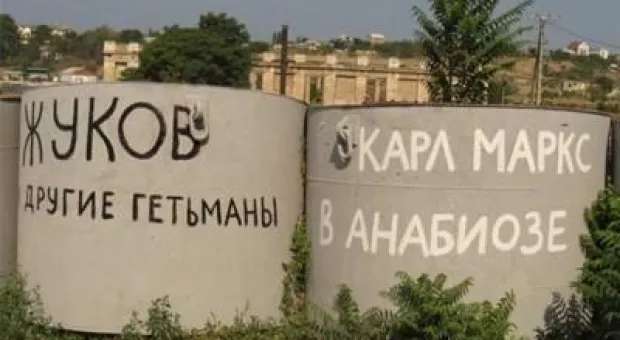 В Севастополе Ленина закатали в нафталин, а Джексона - в попсу