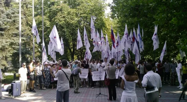 В Севастополе прошла акция против «патриотических роликов» на «Интере»