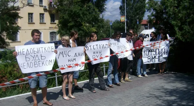 В Севастополе студенты на пикете уличили работников МЧС в незнании распоряжения Кабинета Министров Украины