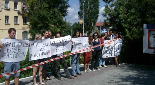 В Севастополе студенты на пикете уличили работников МЧС в незнании распоряжения Кабинета Министров Украины
