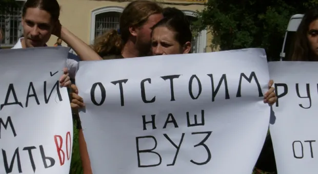 В Севастополе студенты на пикете уличили работников МЧС в незнании распоряжения Кабинета Министров Украины