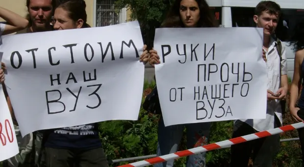 В Севастополе студенты на пикете уличили работников МЧС в незнании распоряжения Кабинета Министров Украины