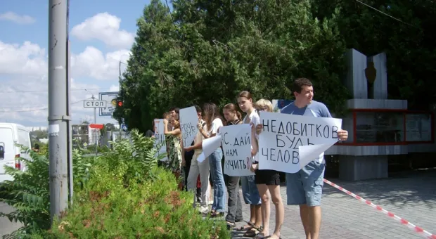 В Севастополе студенты на пикете уличили работников МЧС в незнании распоряжения Кабинета Министров Украины