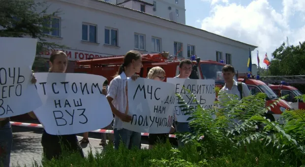 В Севастополе студенты на пикете уличили работников МЧС в незнании распоряжения Кабинета Министров Украины