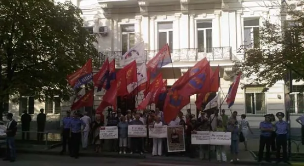 В Севастополе перед началом сессии городского совета политические силы, разделенные дорогой, пытались перекричать друг друга