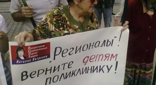 В Севастополе перед началом сессии городского совета политические силы, разделенные дорогой, пытались перекричать друг друга