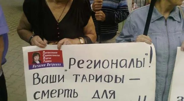 В Севастополе перед началом сессии городского совета политические силы, разделенные дорогой, пытались перекричать друг друга