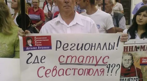 В Севастополе перед началом сессии городского совета политические силы, разделенные дорогой, пытались перекричать друг друга