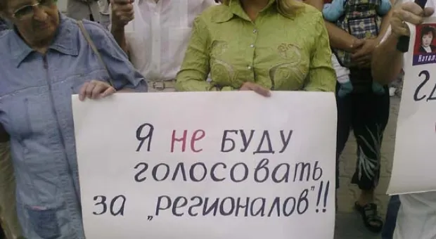 В Севастополе перед началом сессии городского совета политические силы, разделенные дорогой, пытались перекричать друг друга