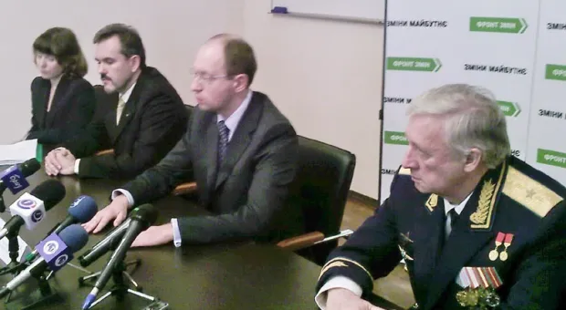 В Севастополе Яценюк заявил, что он «жестко выступает против Харьковских соглашений» и хочет сделать Севастополь «городом военно-морской славы Украины»